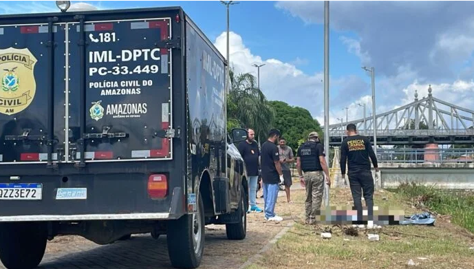 Corpo é encontrado ap0dr3cendo em igarapé de Manaus